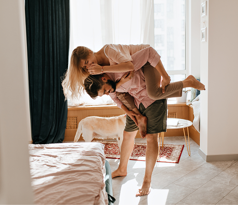 Счастливая пара дома